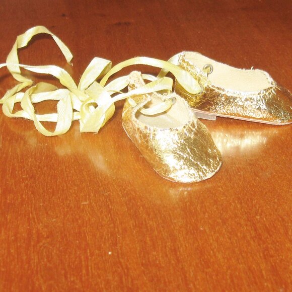 Vintage Dolly's Gold Slippers w Original Box Finest Doll Shoes Accessory - Picture 2 of 16